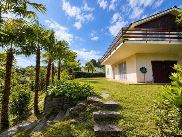 Villa bifamiliare con vista aperta e importante potenziale edificatori 2