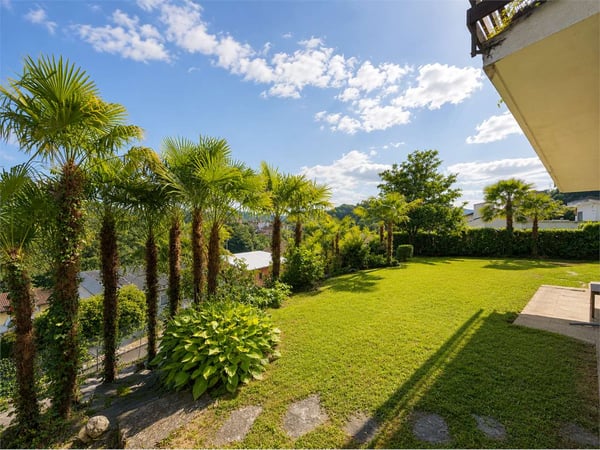 Villa bifamiliare con vista aperta e importante potenziale edificatori 4