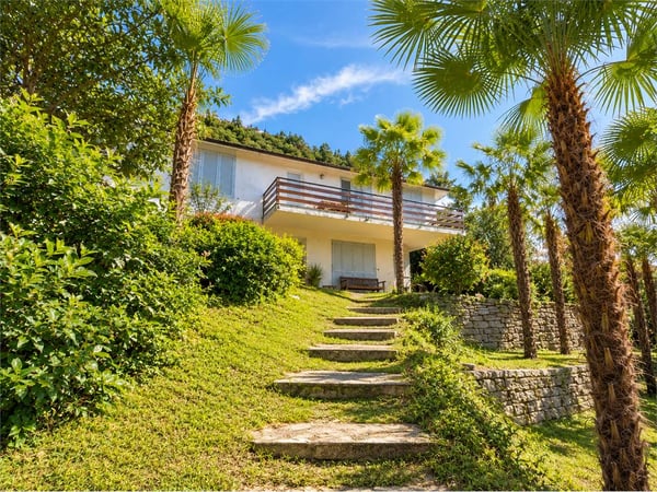 Villa bifamiliare con vista aperta e importante potenziale edificatori 1
