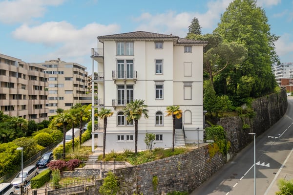 PRESTIGIOSA VILLA CON VISTA LAGO VICINO AL CENTRO 1