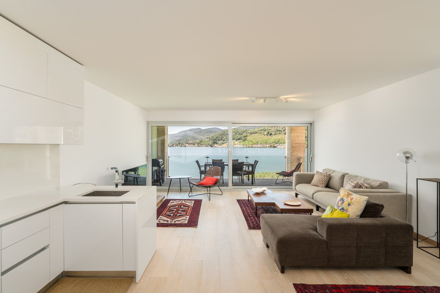 Bild APPARTAMENTO AMMOBILIATO PER 10 MESI, 5.5 LOCALI FRONTE LAGO