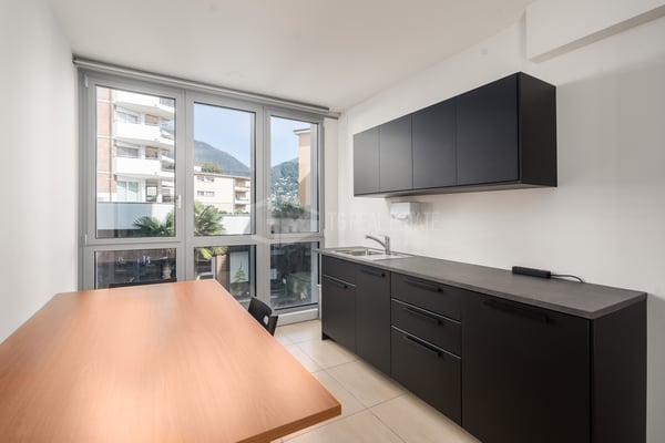 UFFICIO VICINO ALLA STAZIONE CENTRALE 7