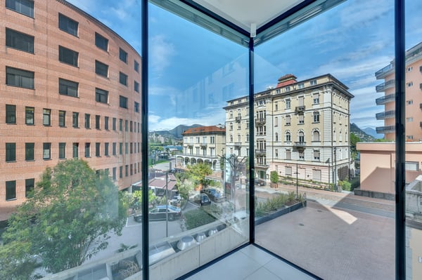 ELEGANTE UFFICIO CON VISTA LAGO A PARADISO 2