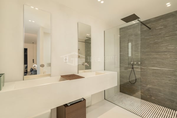 VILLA CONTEMPORANEA CON PISCINA E VISTA LAGO 8