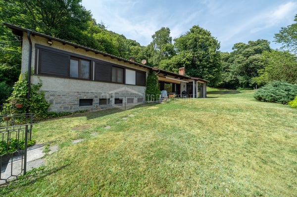 VILLA COMPLETAMENTE RISTRUTTURATA CON PARCO, PISCINA PANORAMICA E VISTA LAGO 2