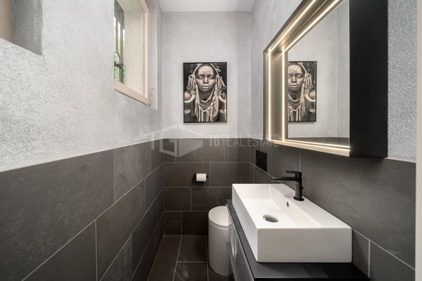 VILLA COMPLETAMENTE RISTRUTTURATA CON PARCO, PISCINA PANORAMICA E VISTA LAGO 4