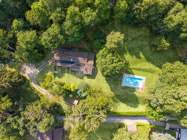 VILLA COMPLETAMENTE RISTRUTTURATA CON PARCO, PISCINA PANORAMICA E VISTA LAGO 1