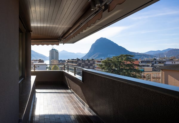 Attico elegante con vista parziale sul lago di Lugano 6