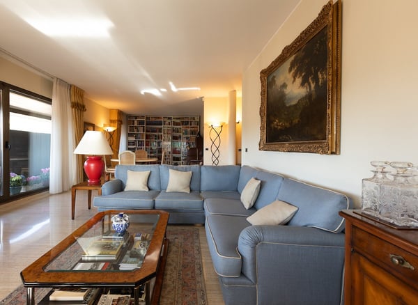Attico elegante con vista parziale sul lago di Lugano 1