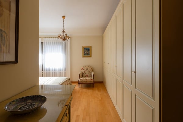 Attico elegante con vista parziale sul lago di Lugano 8