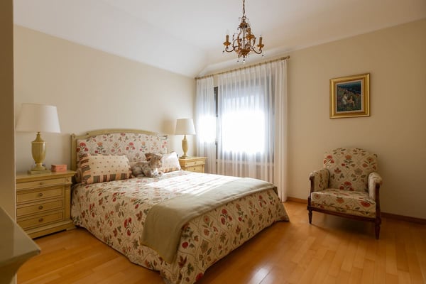 Attico elegante con vista parziale sul lago di Lugano 7