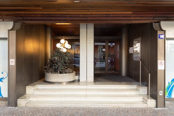 Attico elegante con vista parziale sul lago di Lugano 12