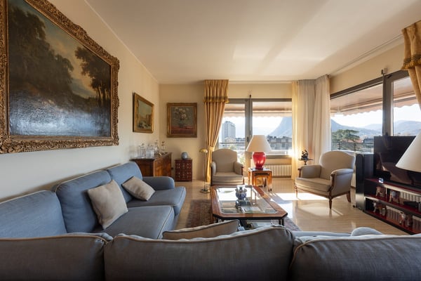 Attico elegante con vista parziale sul lago di Lugano 2