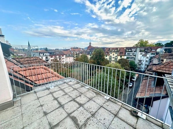 Erstbezug Charmante Loft-Dachwohnung mit grossem Balkon an ruhiger Lage mit schönem Innenhof