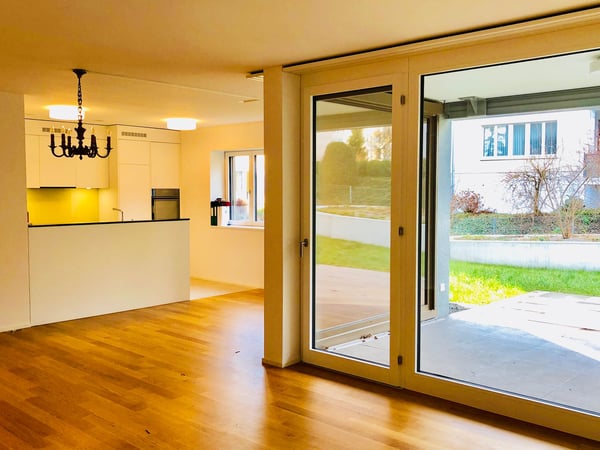 Optimal gelegene Wohnung mit Gartensitzplatz. 1