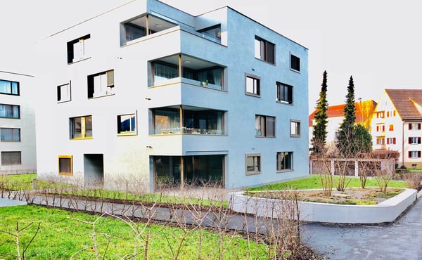 Optimal gelegene Wohnung mit Gartensitzplatz. 2