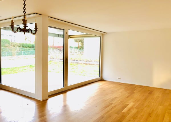 Optimal gelegene Wohnung mit Gartensitzplatz. 11