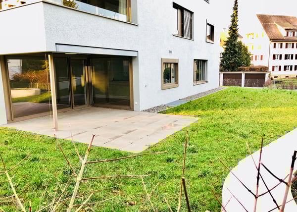 Optimal gelegene Wohnung mit Gartensitzplatz. 12