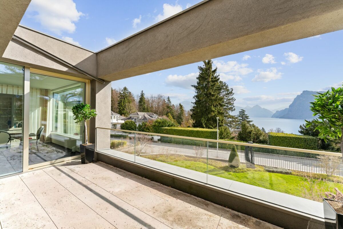 Perle am See: Exklusive Doppelhaushälfte im Villenstil
