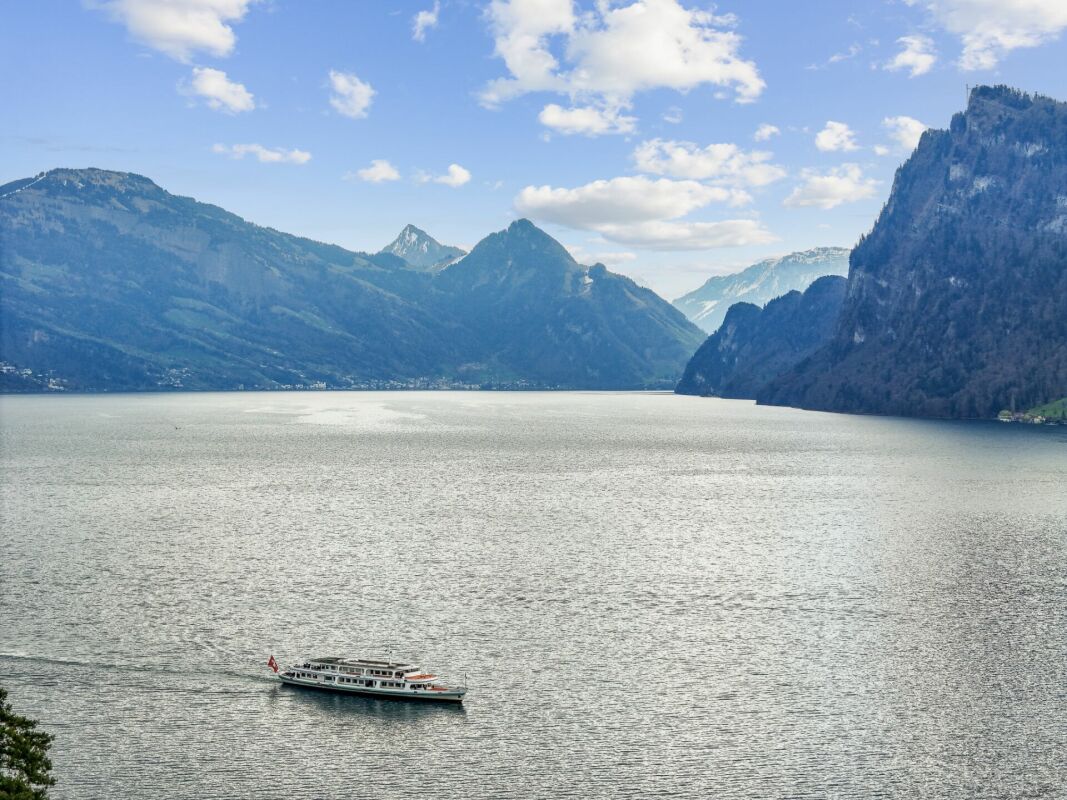 Perle am See: Exklusive Doppelhaushälfte im Villenstil