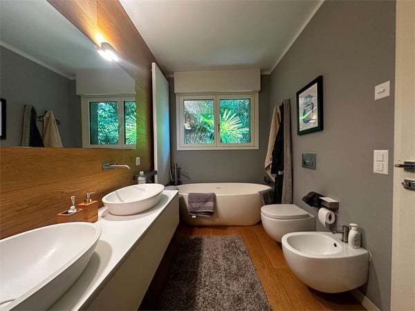 Villa panoramica con piscina interna nel cuore di Vico Morcote 9