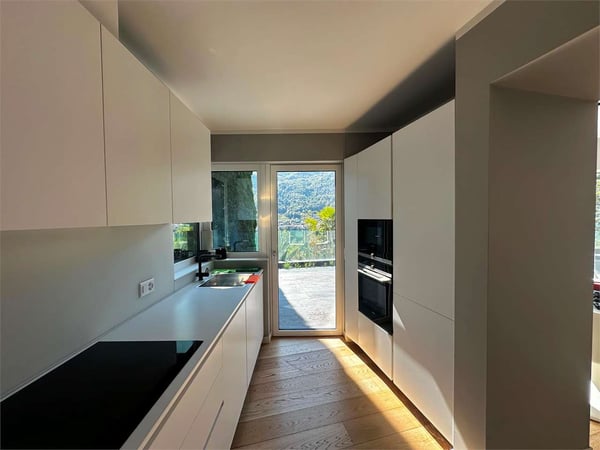 Villa panoramica con piscina interna nel cuore di Vico Morcote 5