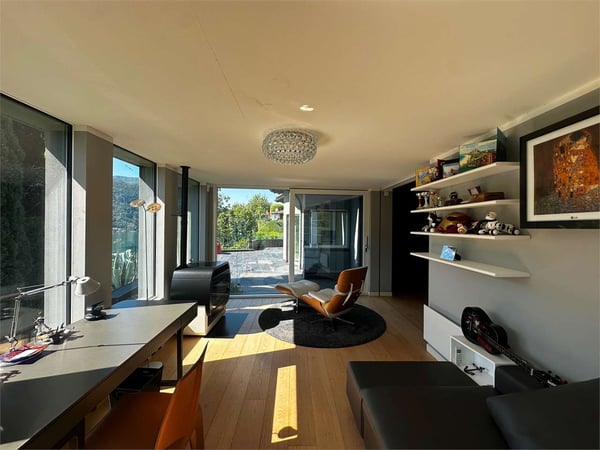 Villa panoramica con piscina interna nel cuore di Vico Morcote 8