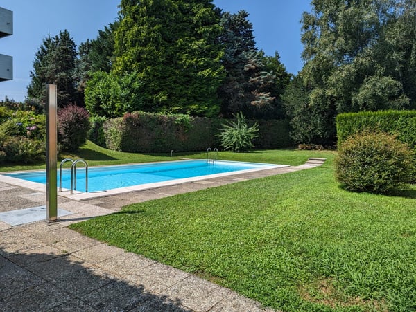 Montagnola Immerso della quiete e nel verde, stabile con piscina esterna 8