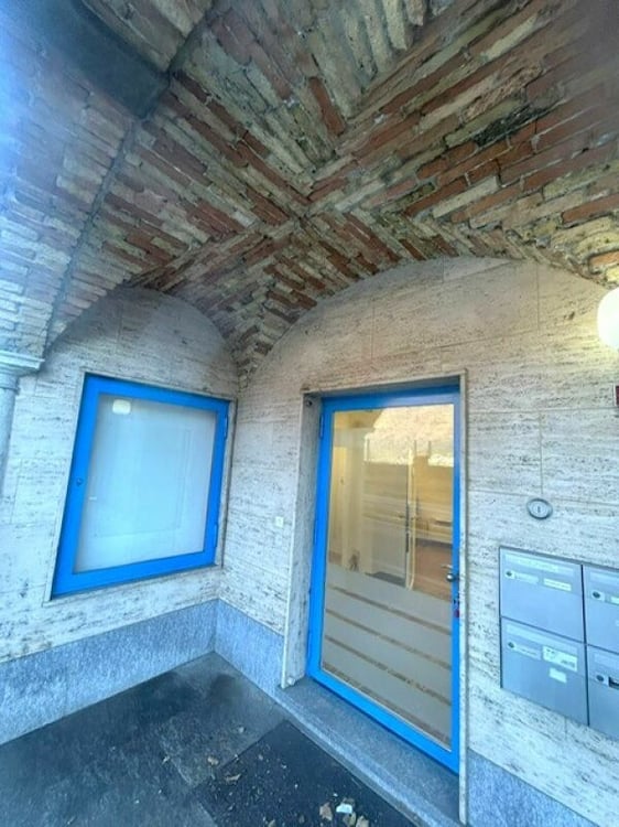 LOCALE COMMERCIALE/UFFICIO/NEGOZIO 4