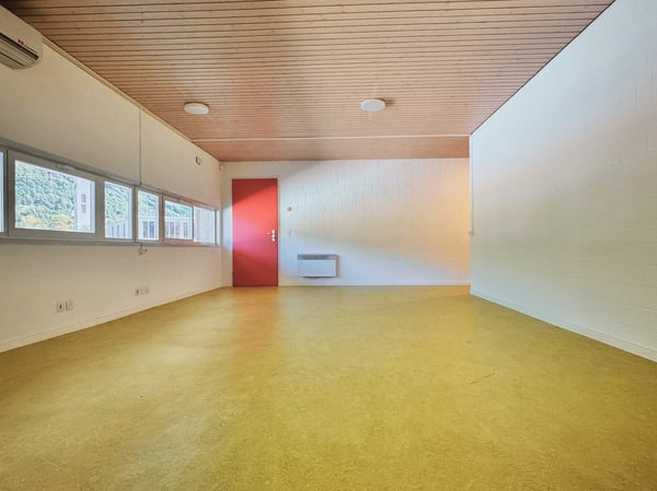 Büro mit 5 Räumen zur Miete in Roveredo (GR) 2