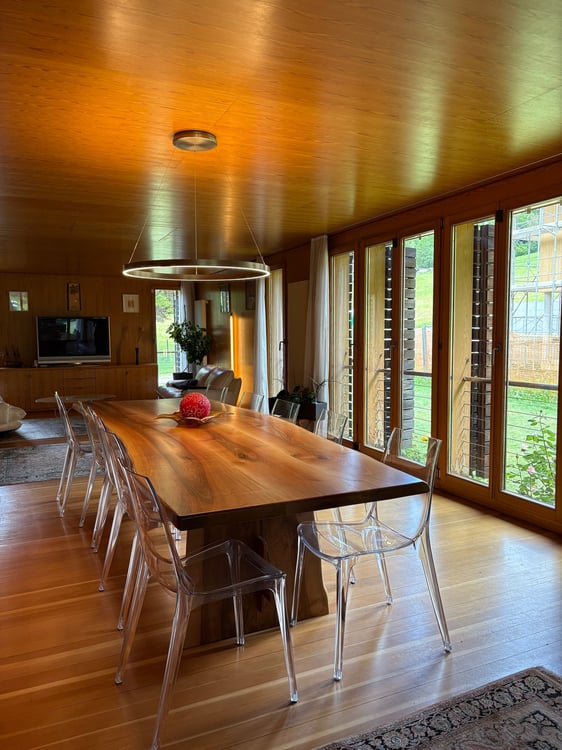 Casa di design in legno immersa nel verde 6