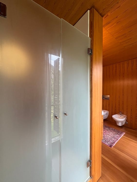 Casa di design in legno immersa nel verde 31