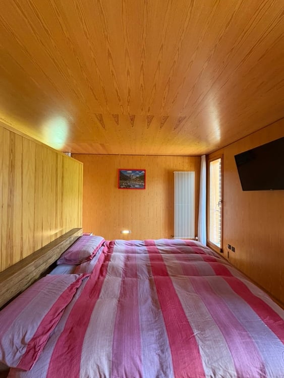 Casa di design in legno immersa nel verde 38