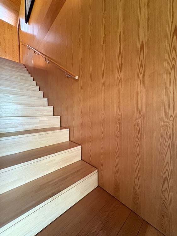 Casa di design in legno immersa nel verde 5
