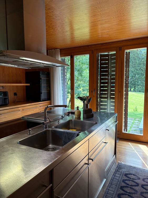 Casa di design in legno immersa nel verde 11