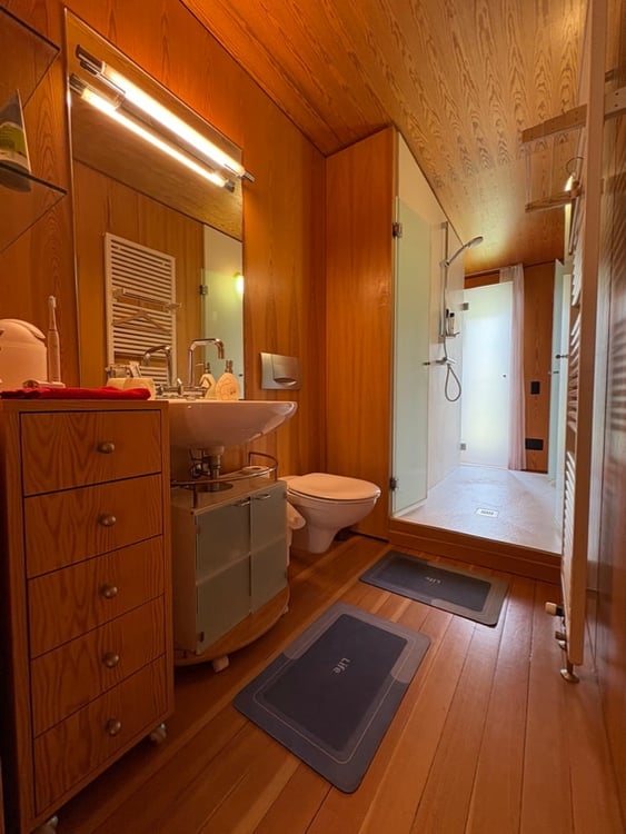Casa di design in legno immersa nel verde 33