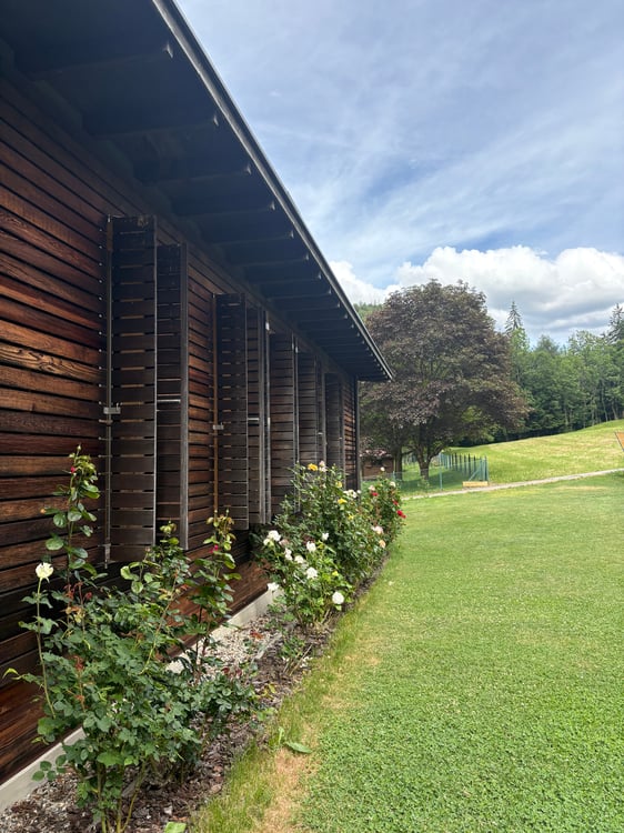 Casa di design in legno immersa nel verde 19