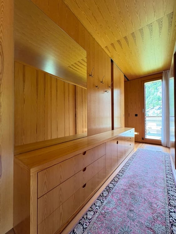Casa di design in legno immersa nel verde 35
