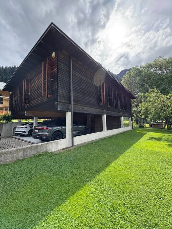 Casa di design in legno immersa nel verde 3
