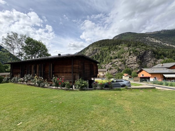 Casa di design in legno immersa nel verde 47