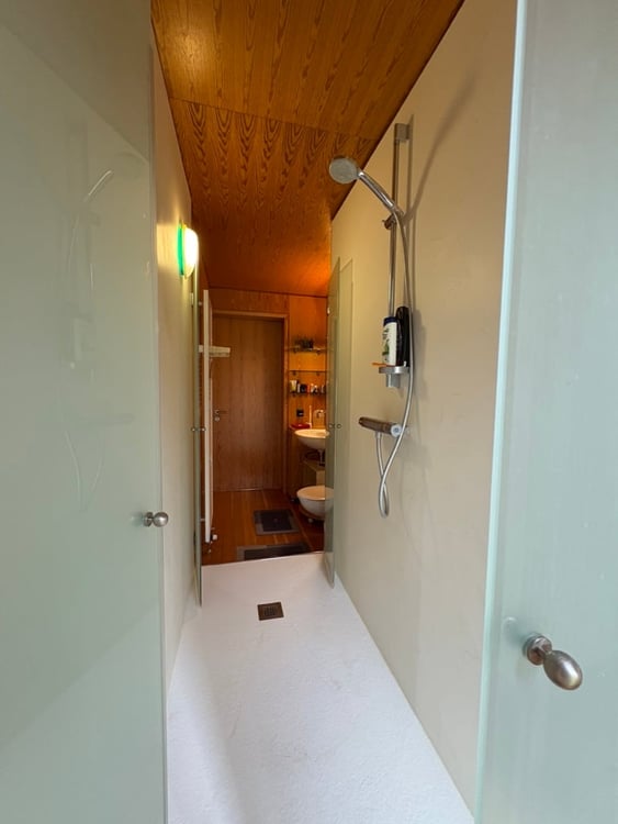 Casa di design in legno immersa nel verde 32