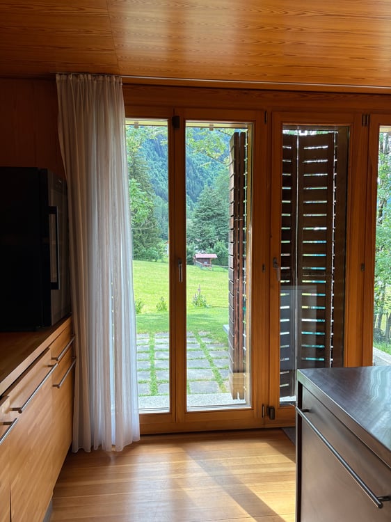 Casa di design in legno immersa nel verde 13