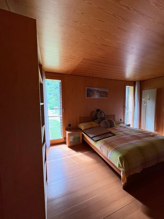 Casa di design in legno immersa nel verde 23