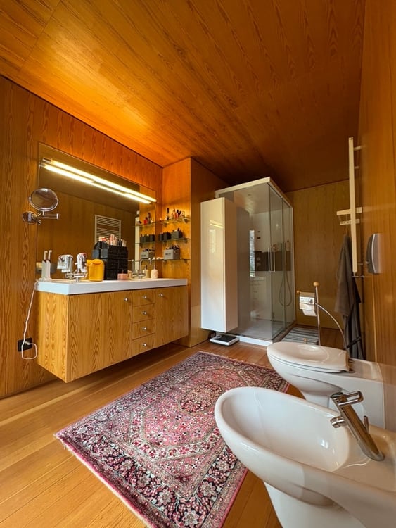 Casa di design in legno immersa nel verde 28