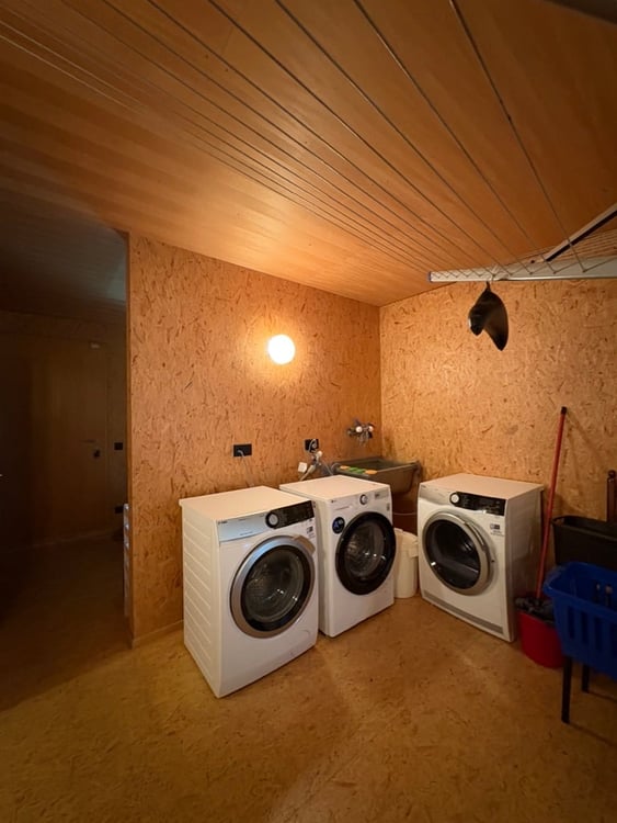 Casa di design in legno immersa nel verde 41