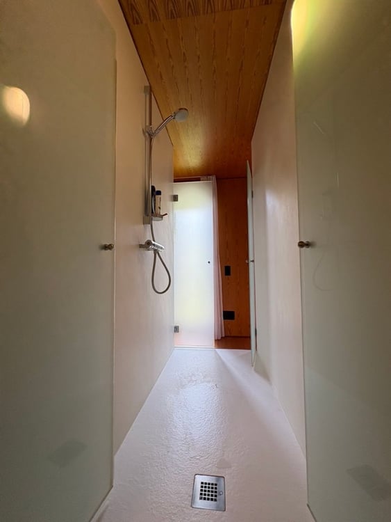 Casa di design in legno immersa nel verde 34