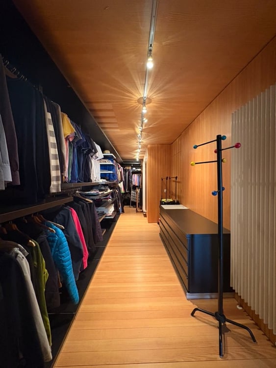 Casa di design in legno immersa nel verde 40