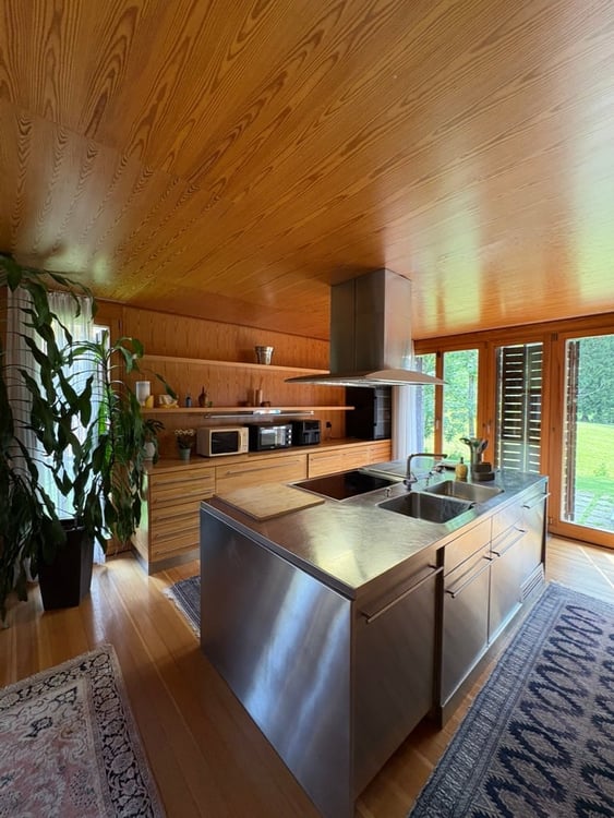 Casa di design in legno immersa nel verde 10