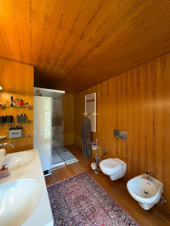 Casa di design in legno immersa nel verde 29
