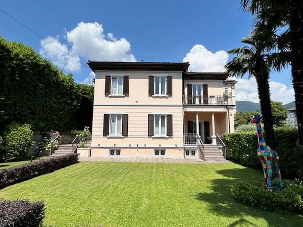 AFFITTASI MENSILMENTE Villa pronta all'uso in centro Lugano con importante vista lago 2